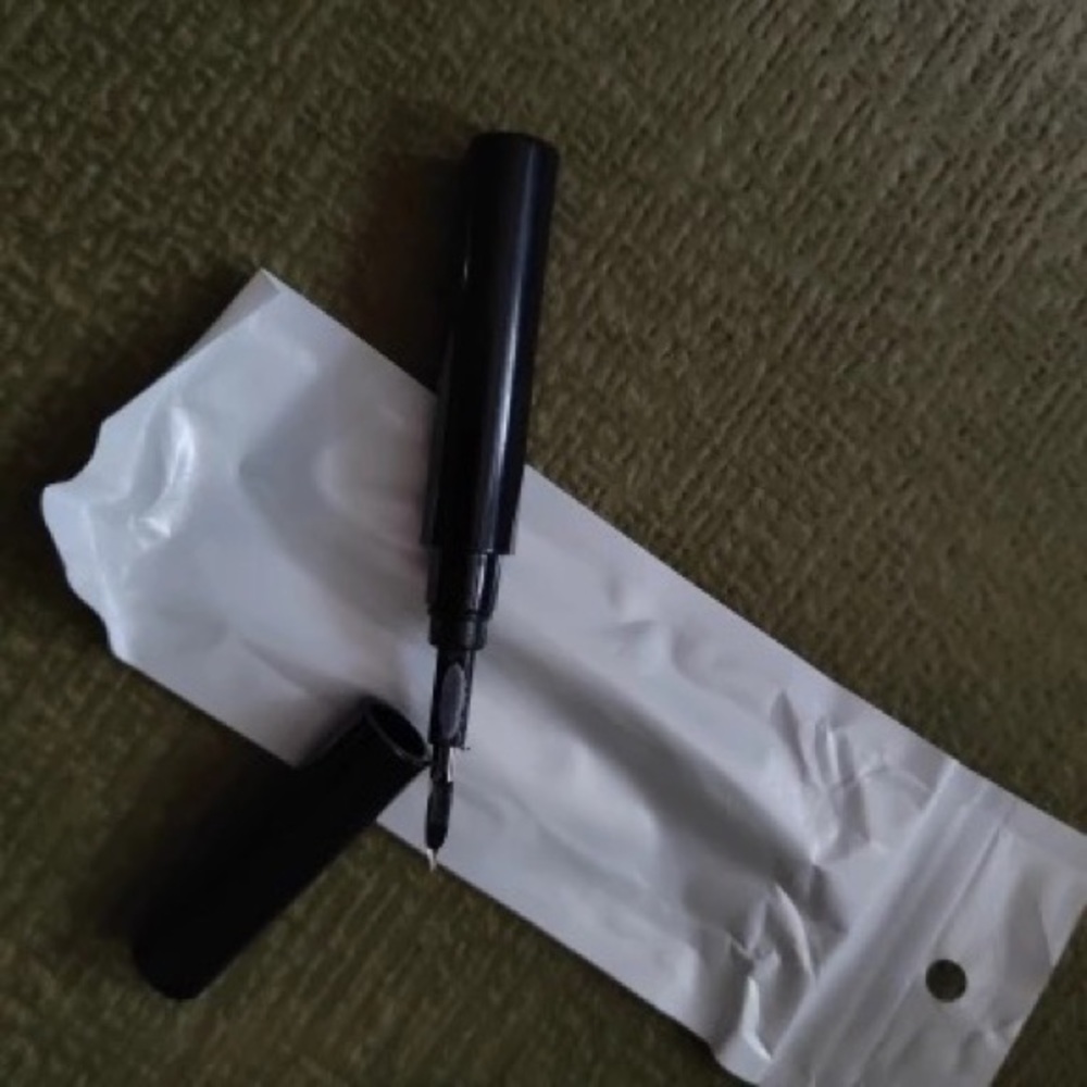 Earbud Cleaner - Picture 5 of 8